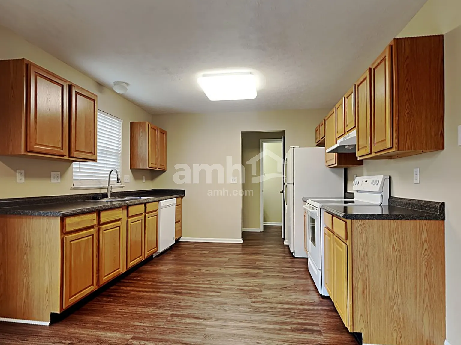 4 bed, 2.5 bath, 1724 sqft, $2,370 — Photo 3