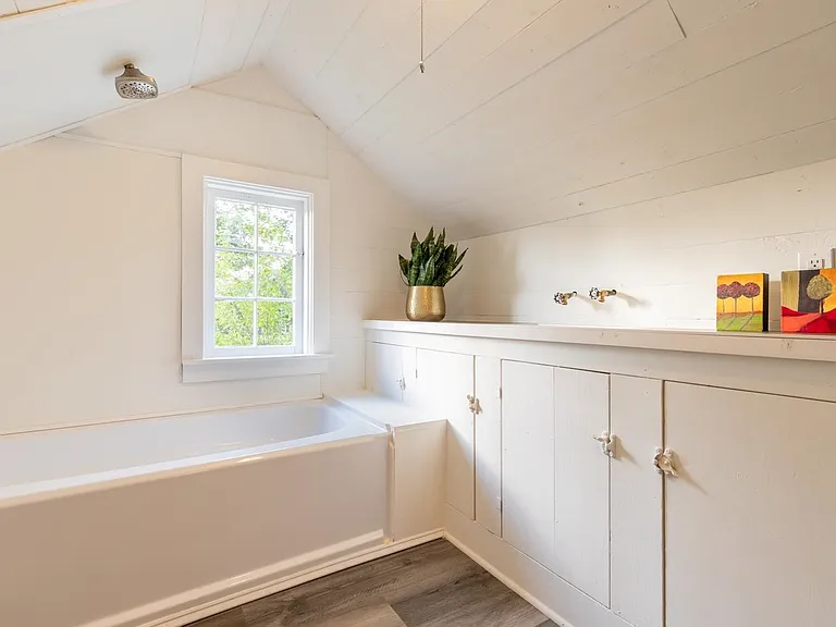 380 Holmes Cir — Photo 22