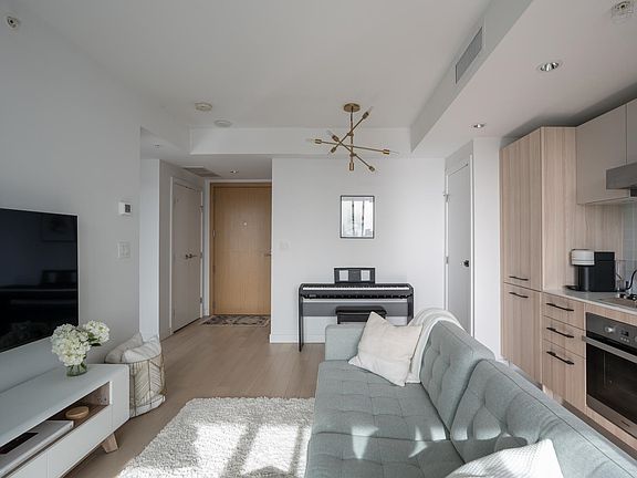 4th image of 2221 E 30th Ave #903