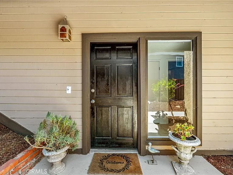 1407 Lakeside Ln — Photo 8