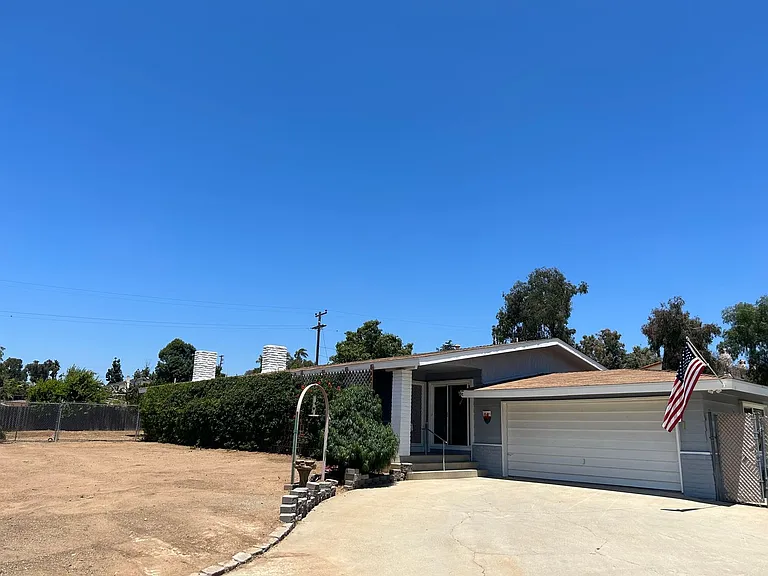 420 Osborne St — Photo 1