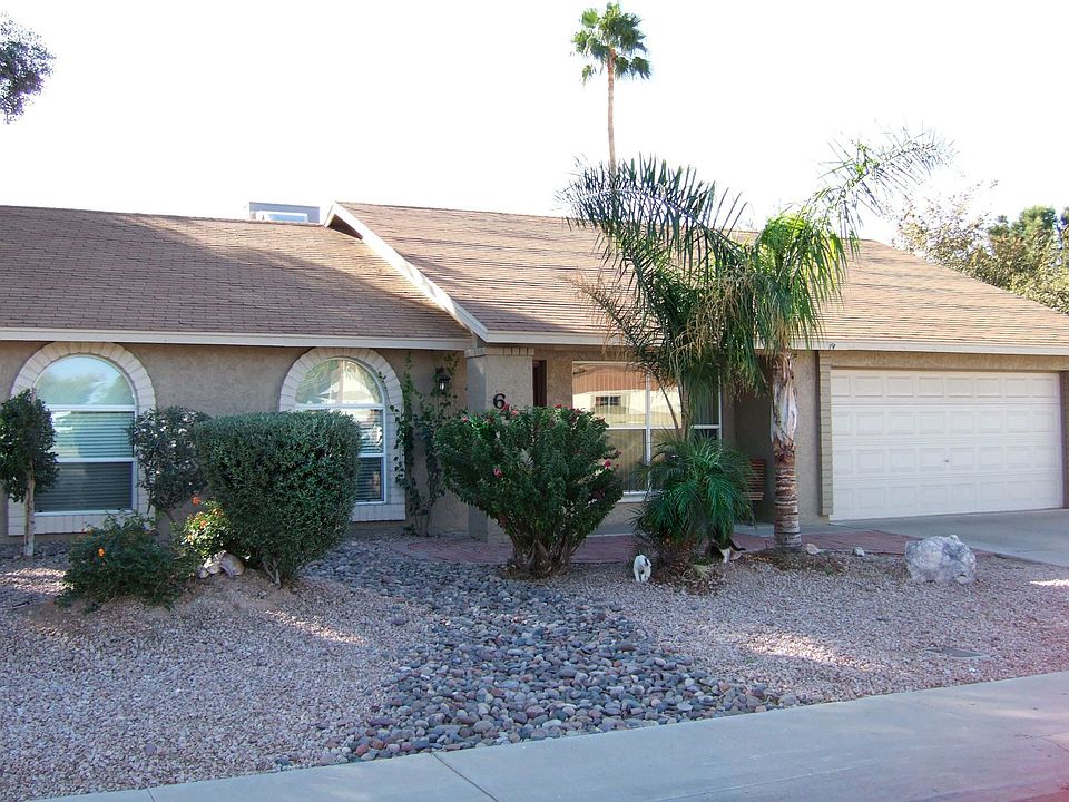 NICE CURB APPEAL!