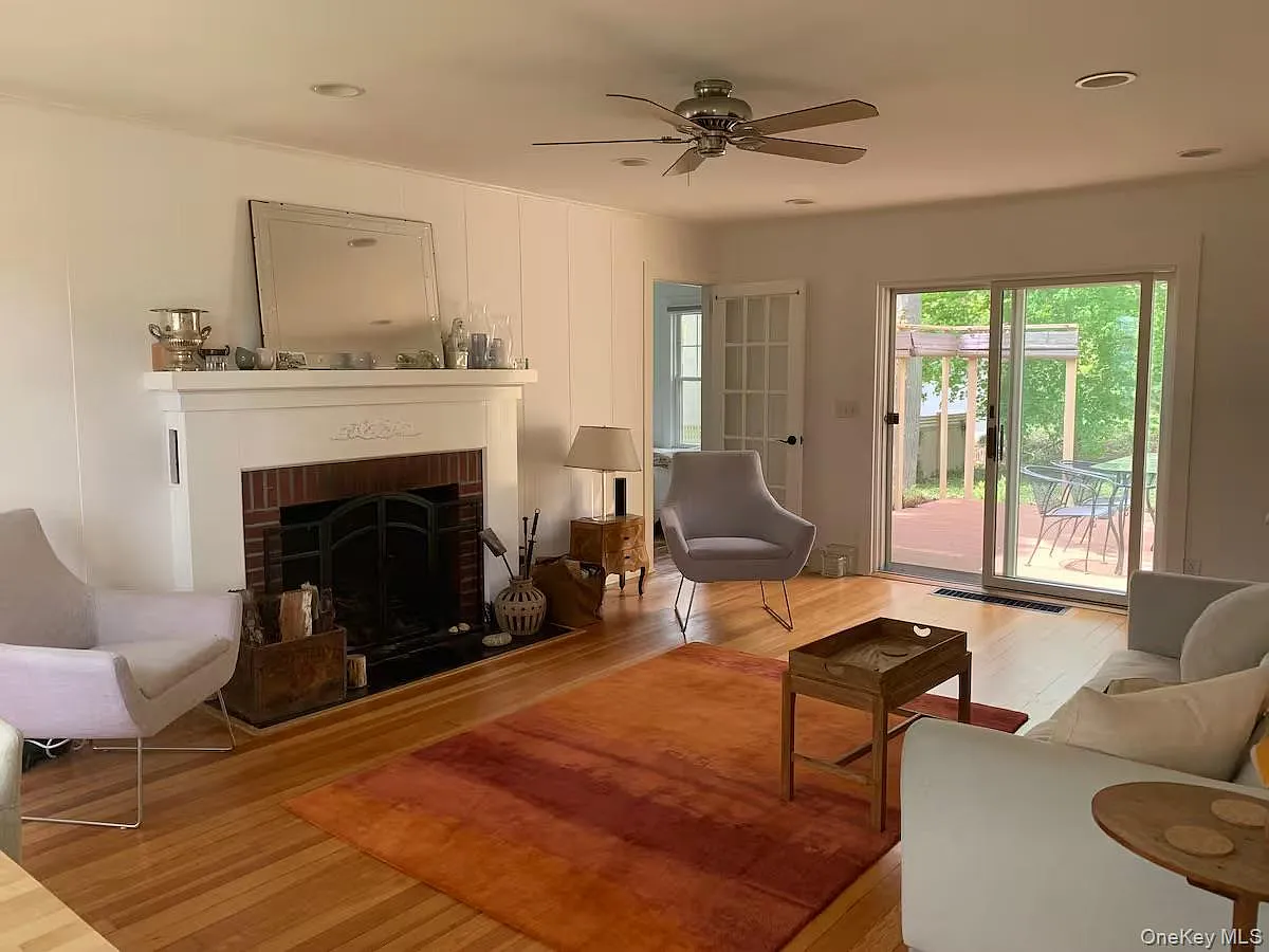 3 bed, 1.0 bath, 1224 sqft, $4,200 — Photo 3
