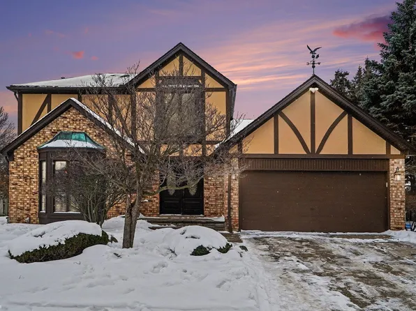 16246 Woodstream Dr, Clinton Township, MI 48038