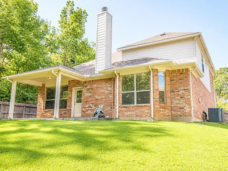 3801 Happy Hollow Ln — Photo 2