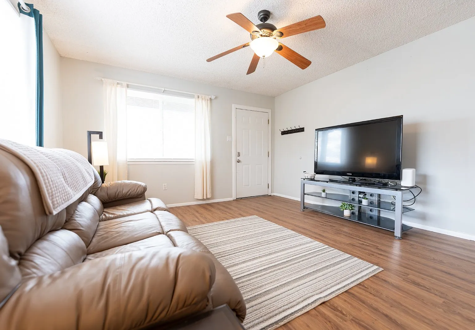 2 bed, 1.0 bath, 1000 sqft, $2,300 — Photo 2