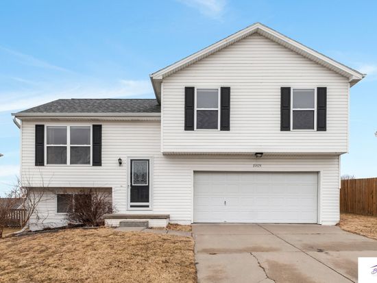 15828 Blackwalnut St, Omaha, NE 68136