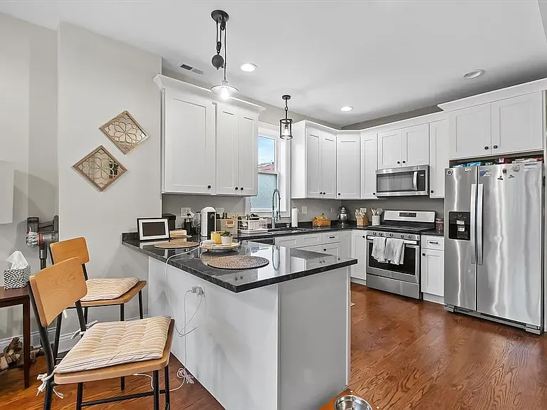 2418 W Medill Ave #2 — Photo 4