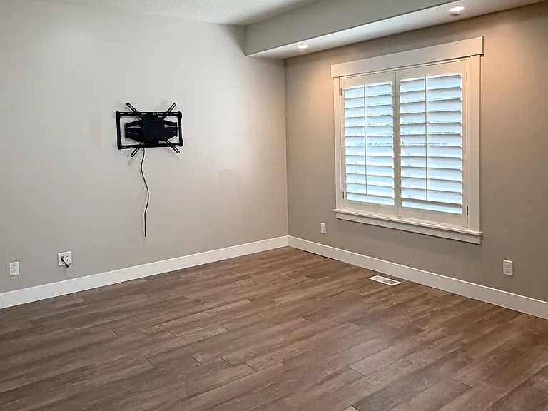 112 S 980 E — Photo 15