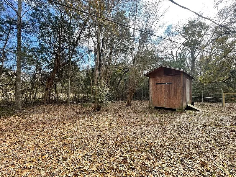 2 bed, 1.0 bath, 840 sqft, $1,200 — Photo 2