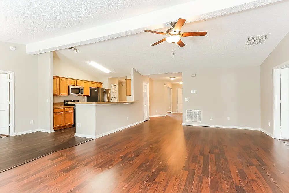 4 bed, 2.0 bath, 2212 sqft, $2,295 — Photo 4