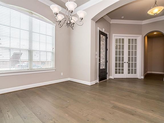 2nd image of 735 Fairfax Ln