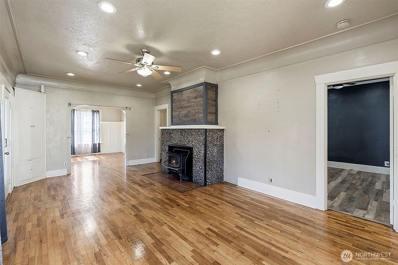 4th image of 163 SW Cascade