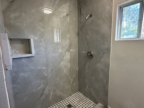 5th image of 983 Kenwood St #B