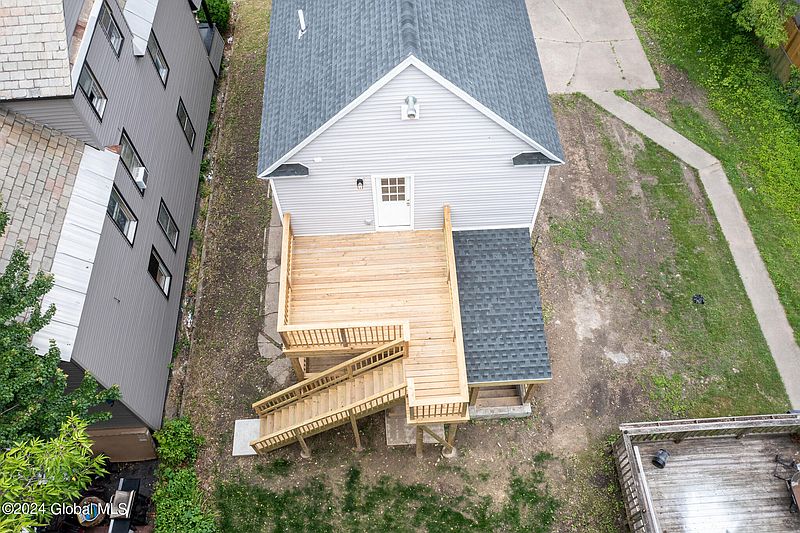 4th image of 622 Lansing Street