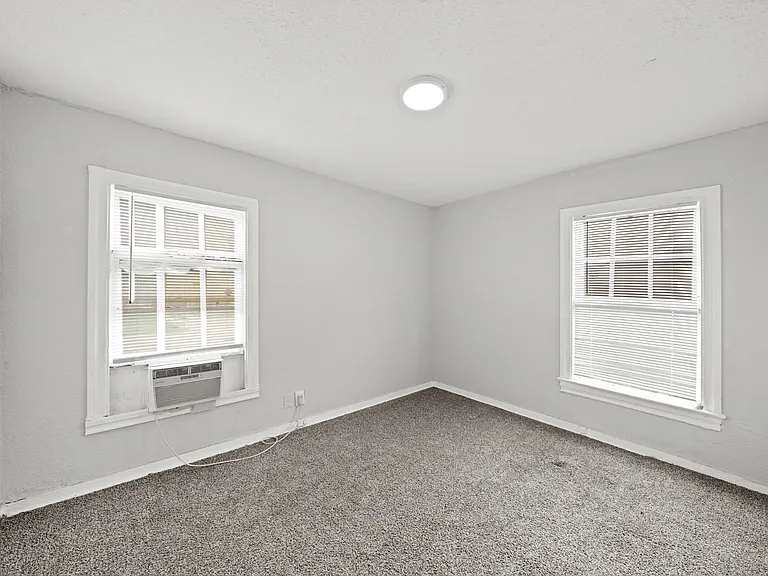 1721 W 5th St — Photo 7