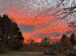 86 R And R Hyder Ln, Hendersonville, NC 28792