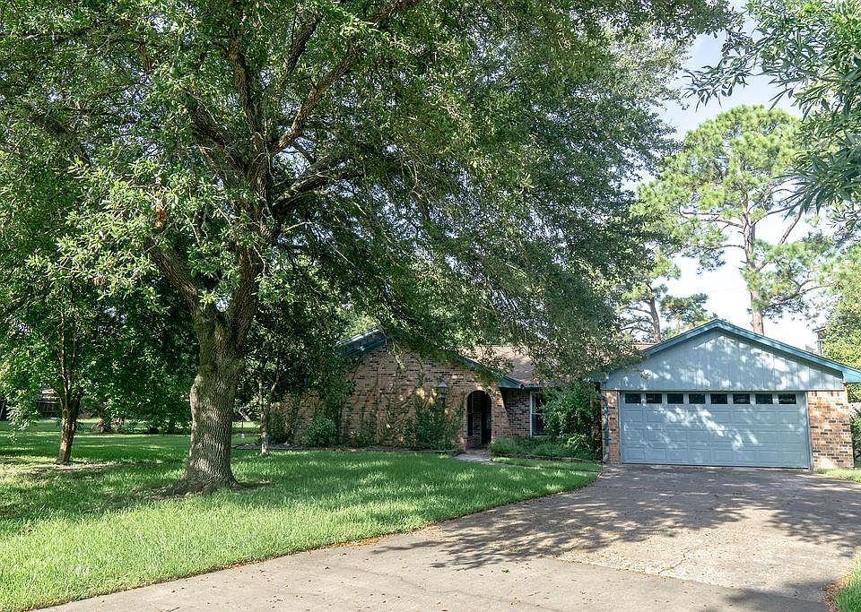 Welcome to 319 Falk Avenue. Plenty of shade and room to play.