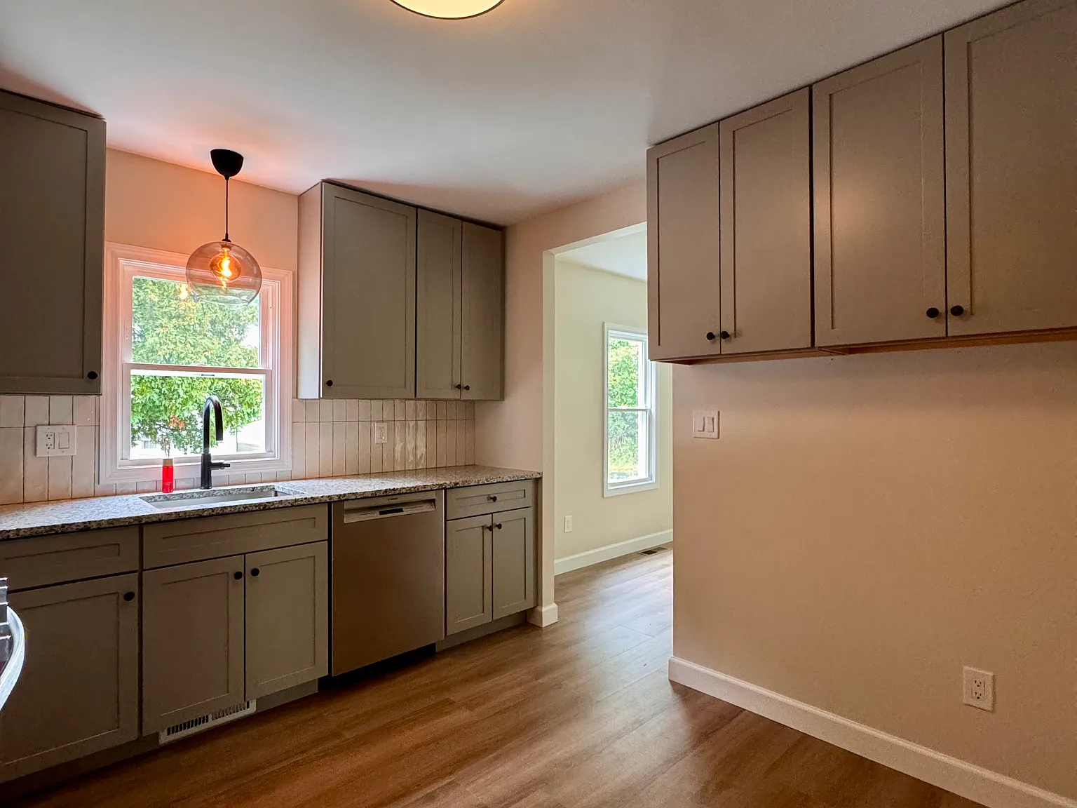 2 bed, 700 sqft, $2,100 — Photo 3