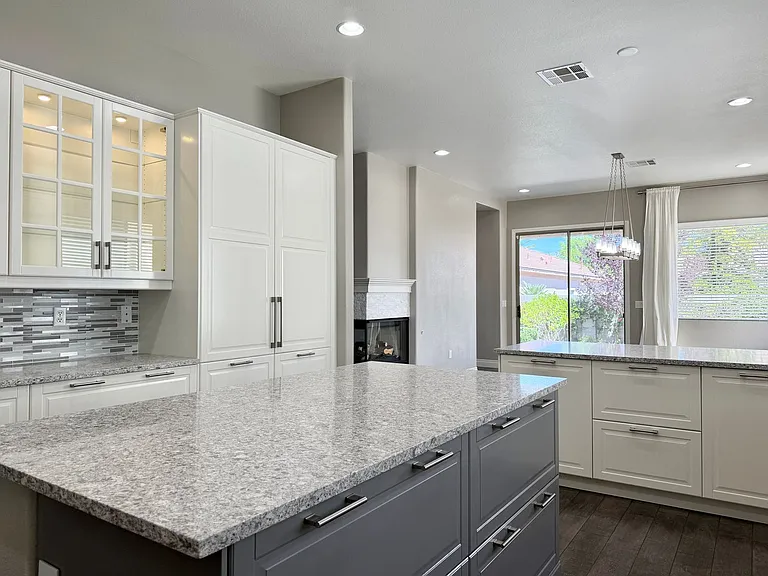 2752 Glen Port St — Photo 8
