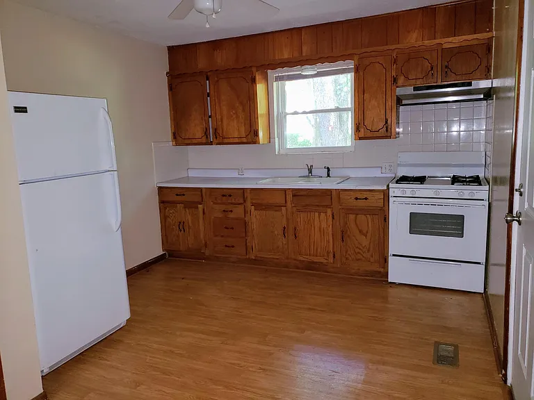 136 Glen Kitchen facing N