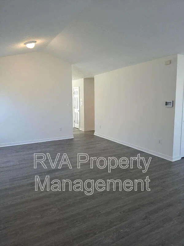 3 bed, 2.0 bath, 1555 sqft, $1,900 — Photo 3