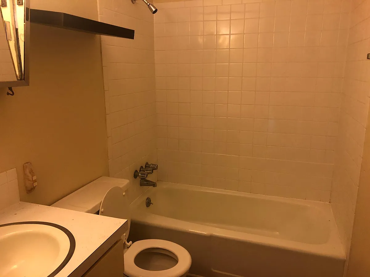 Main bathroom - 1123 Cypress Dr