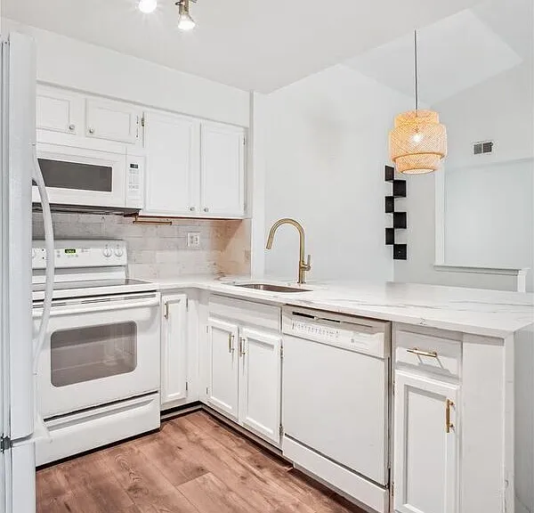 6908 Victoria Dr #K — Photo 9