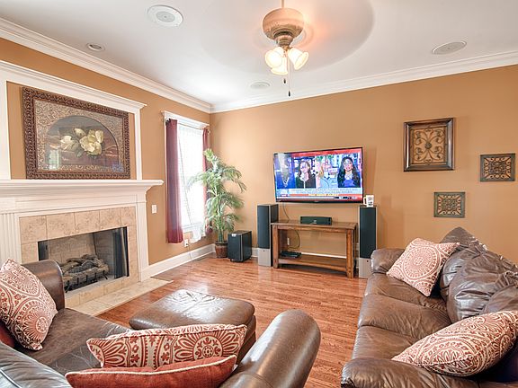 10ft ceilings throughout 