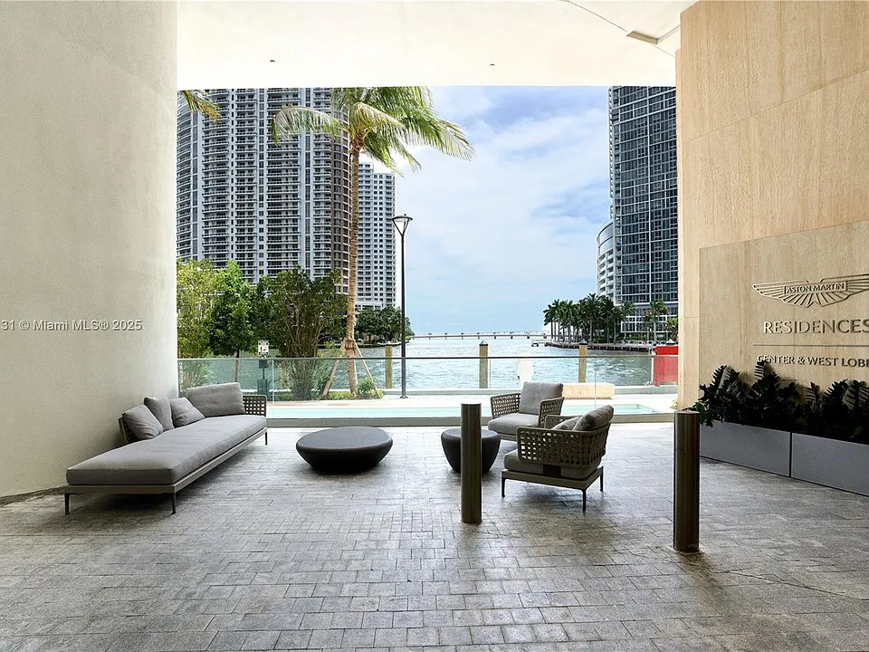 300 Biscayne Blvd #3809