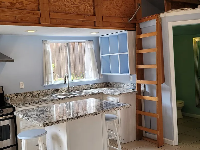 100 N Navarra Dr — Photo 2
