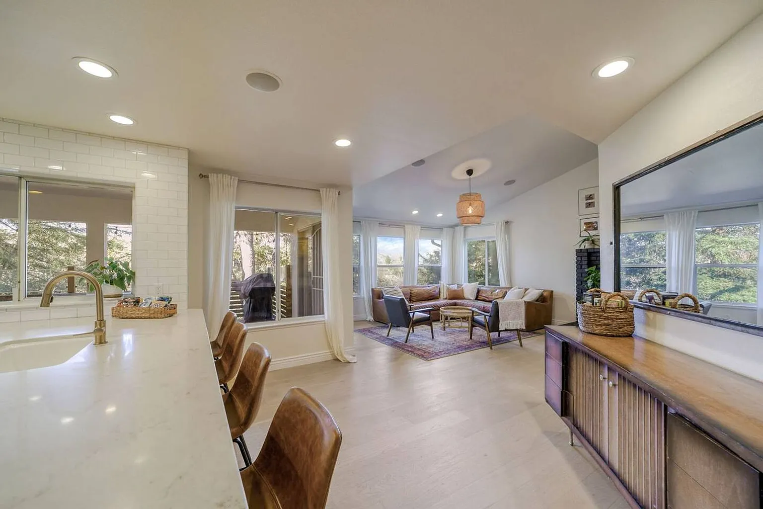 554 Aurora Pl photo 1