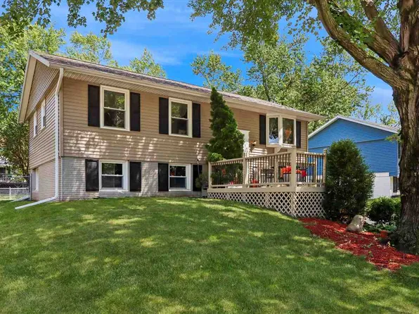 46 Regal Ln, Iowa City, IA 52240