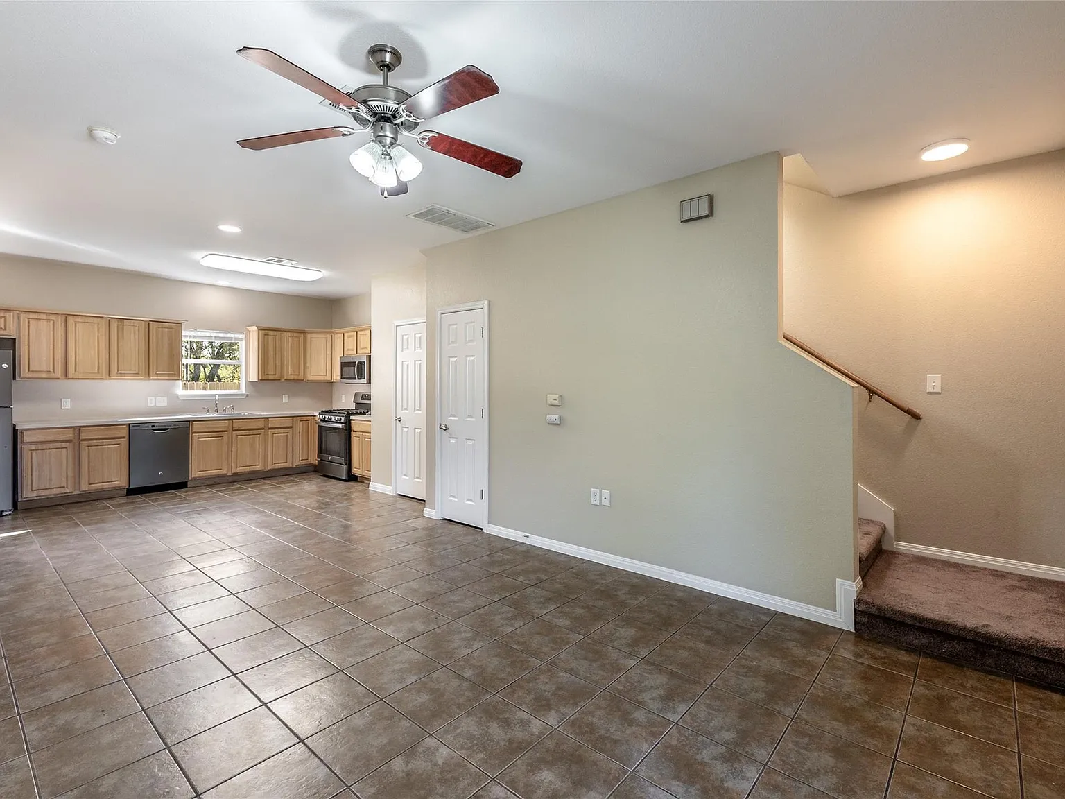 4 bed, 2.5 bath, 1599 sqft, $2,900 — Photo 4