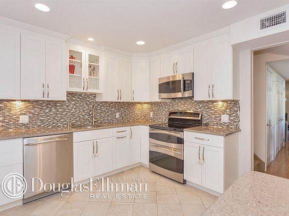 4th image of 140 Aspen Dr E #140