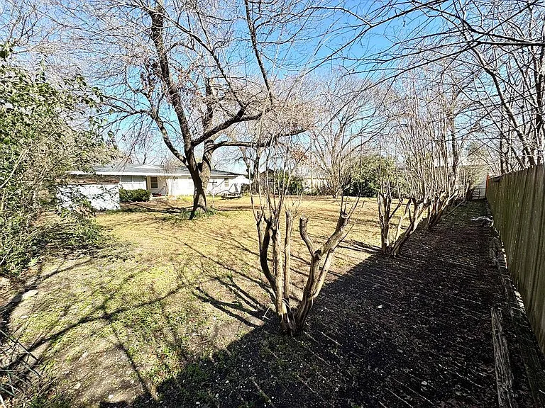112 Savannah St — Photo 17