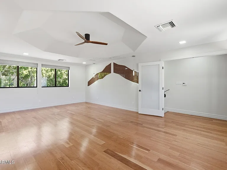 2221 E Vista Ave — Photo 30