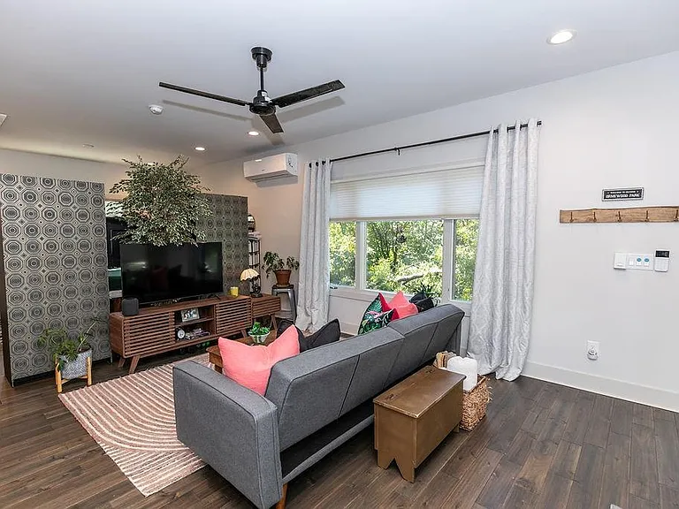 1084 Sanders Ave SE #B — Photo 4