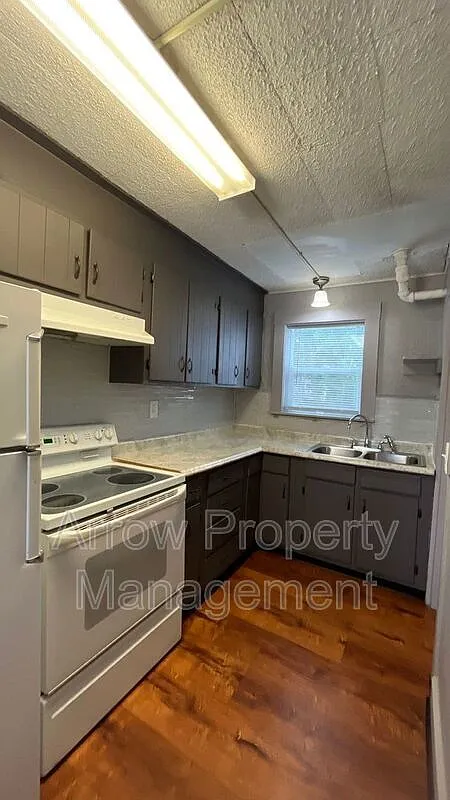 Building Photo - 1215 Peach St #6