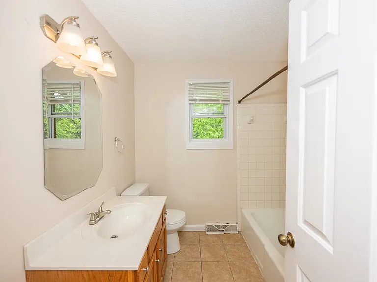 300 Berkley Ct #8 — Photo 8