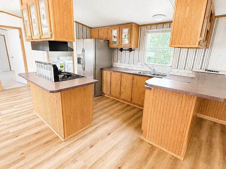 20766 Hamlet Dr — Photo 9