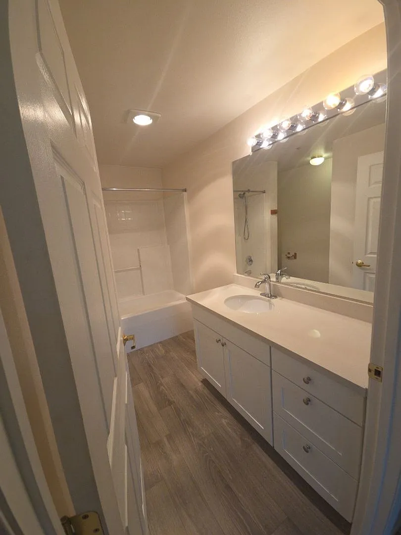 Cozy Kent Ridgeview Condo — Photo 4
