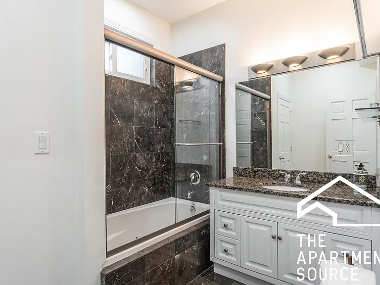 2522 N Artesian Ave — Photo 10