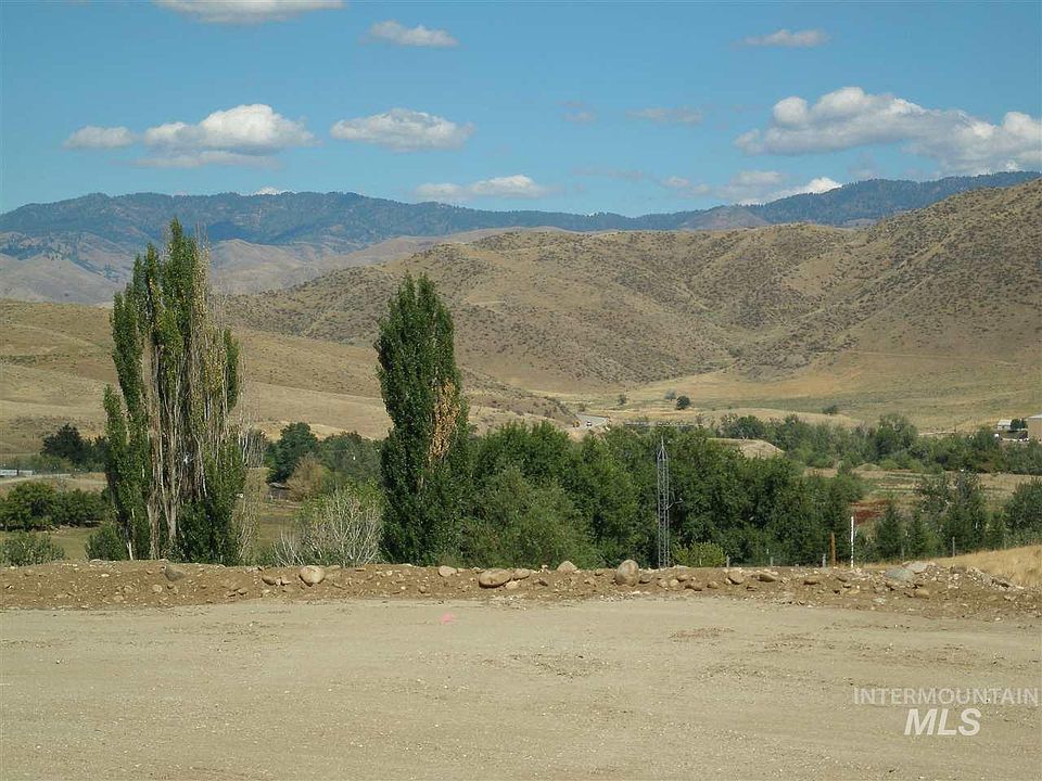 2nd image of 29 Brookside Horseshoe
