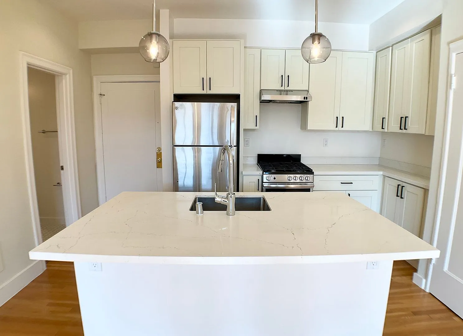 Updated Top Floor 1br. Dishwasher! In-Unit Laundry! — Photo 3
