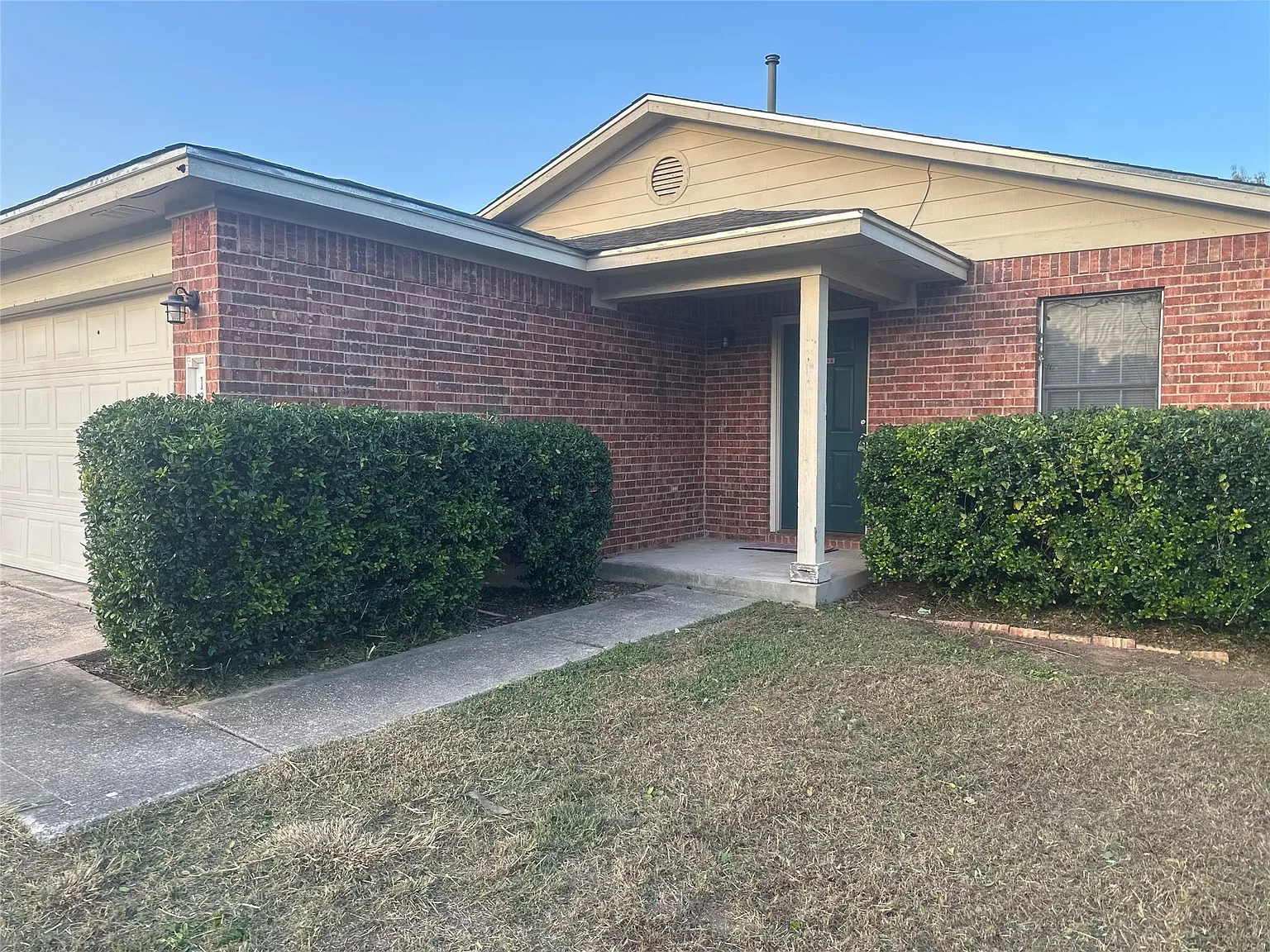 3 bed, 2.0 bath, 1396 sqft, $1,550 — Photo 2