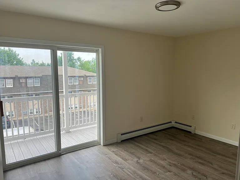 Holly Brook Apartments — Photo 36