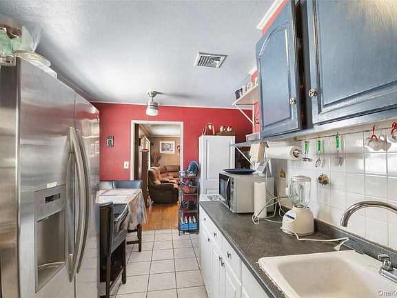 5th image of 208 Charter Oaks Avenue