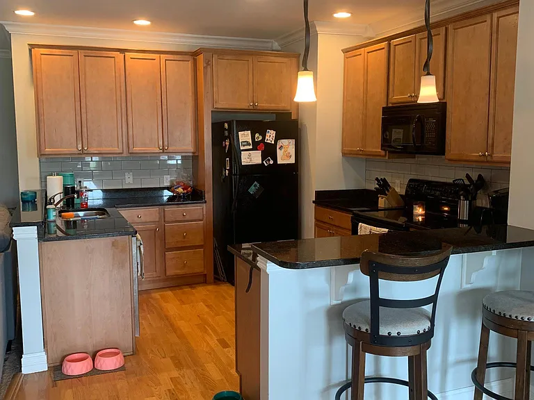 Fully equipped kitchen with eat in bar top