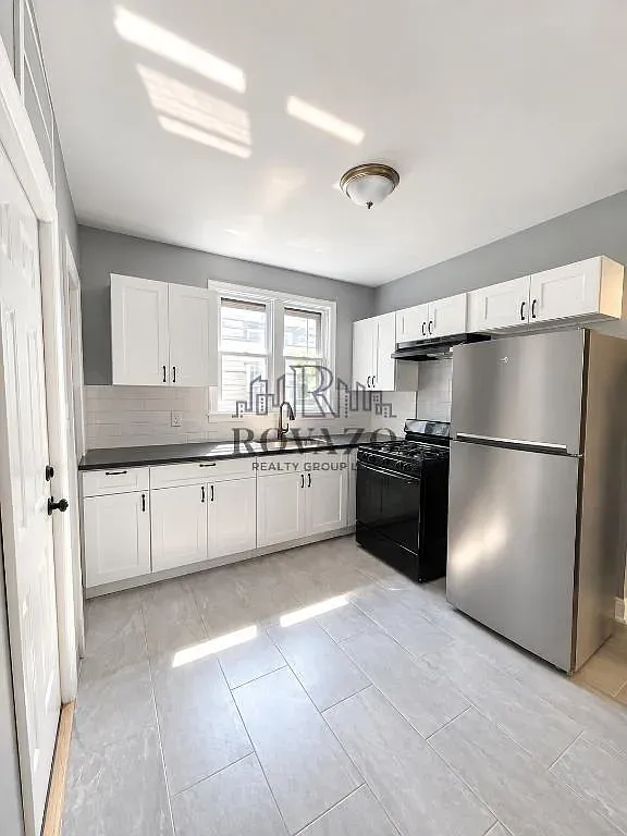 3 bed, 800 sqft, $2,250 — Photo 1